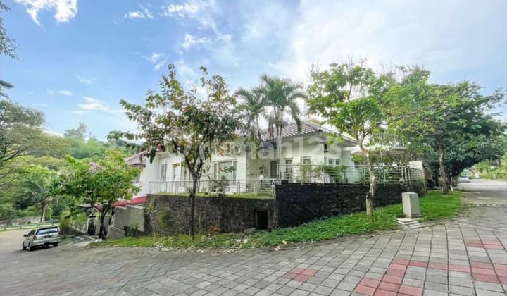 Rumah bagus mewah tengah kota Semarang siap huni dekat tol dekat sekolah internasional dekat Akpol dijual di Graha candi golf Jangli Candisari Semarang atas