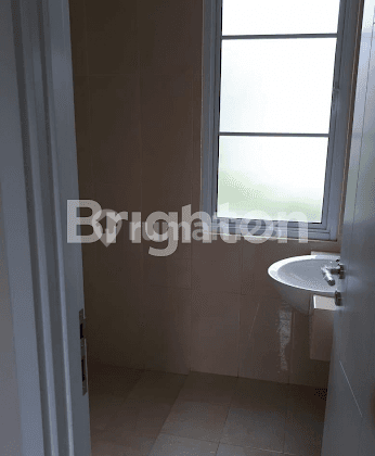 Rumah 2 lantai di cluster Azura, Vanya Park, kompleks di lengkapi danau dan 7 taman bermain serta club house, di BSD city