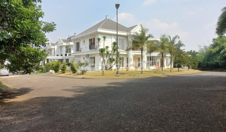 Rumah Mewah Posisi Hoek di Legenda Wisata Cluster Washington Timur, Cibubur