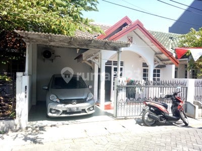 Rumah di Kutisari Selatan, Bagus + Terawat, Row Jalan depan Lebar + Paving, Siap Huni, Cocok untuk pasangan muda - NS -