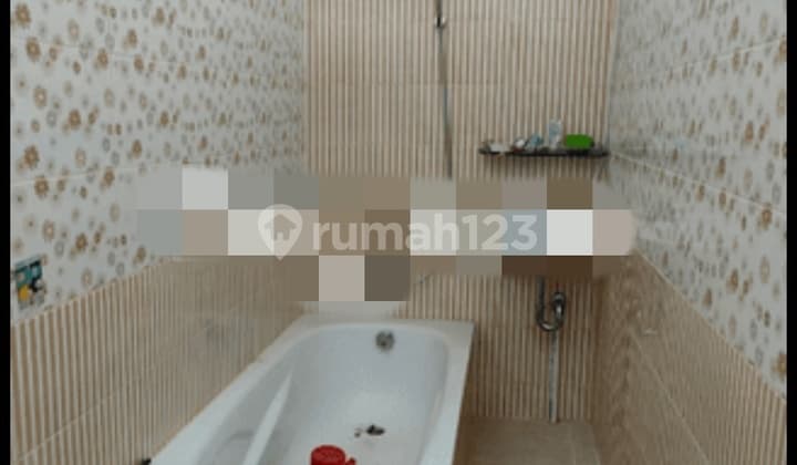 BEAUTIFUL HOUSE, 3 FLOORS, WIDE STREET ACCESS, FLOOD-FREE, FULLY RENOVATED IN KOJA NORTH JAKARTA (IR)