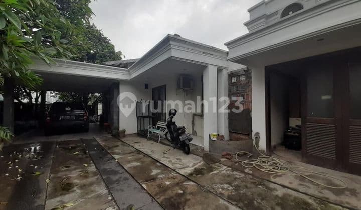 Rumah Siap Huni dengan Taman Luas di Jalan Yado 3, Kebayoran Baru
