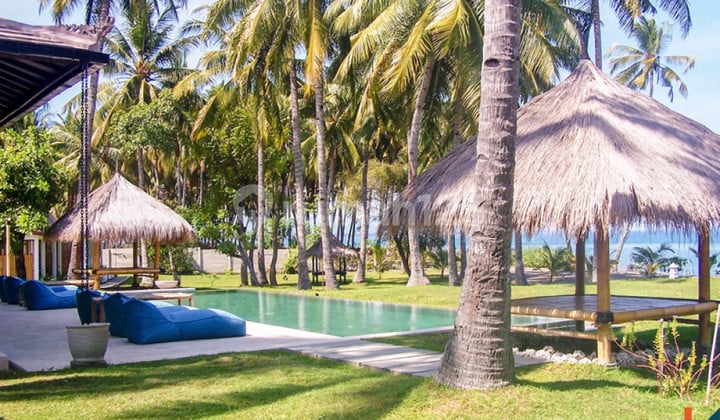 ABSOLUTE BEACHFRONT COMFORTABLE FREEHOLD VILLA IN IN LOMBOK VL2367
