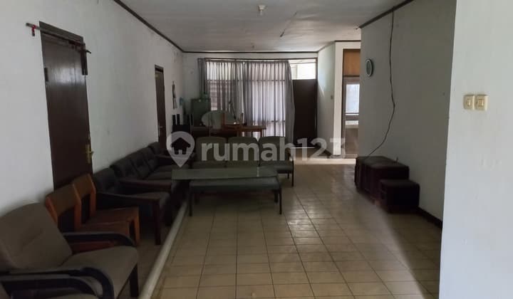RUMAH BESAR HANYA HITUNG TANAH - LOKASI DEKAT KE JALAN RAYA