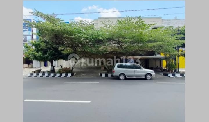 Rumah di jalan utama Solo Baru Strategis Dekat Mall