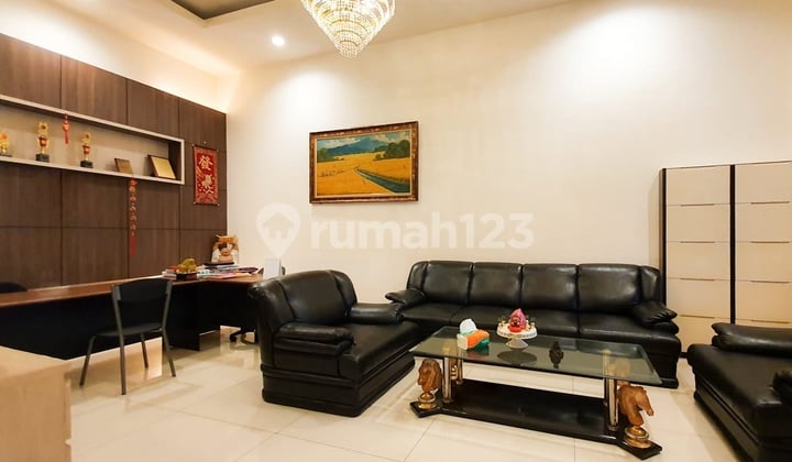 Villa di Jalan Kunyit ( Patimura / Iskandar Muda )