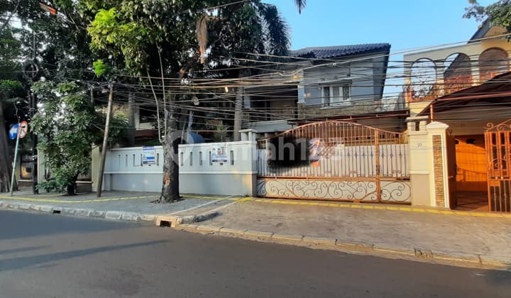Rumah Cantik Pinggir Jalan, Sangat Strategis Cocok Untuk Hunian. Lokask di Jl. Tanjung Duren Barat VI