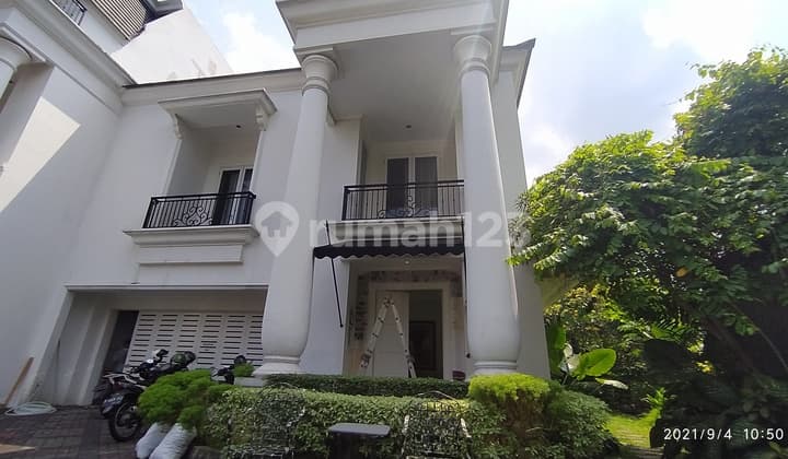 Tropical Bright Compound House In Kemang Area