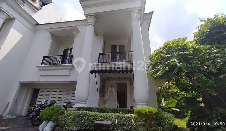 Tropical Bright Compound House In Kemang Area