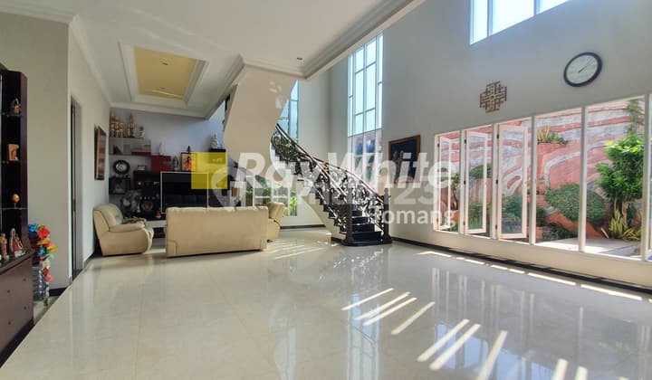 charming house on youth street 2 central jakarta