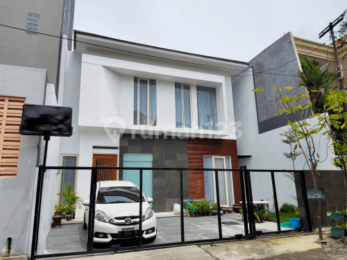 negoo!! Baru!! 2 lantai minimalis modern gress area wisma mukti manyar tompotika dharmahusada indah