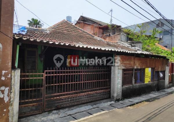 RUMAH TUA Hitung Tanah Stategis di Grogol Jakarta Barat