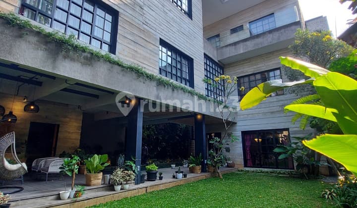 RUMAH MODERN at KAV POLRI AMPERA, JAKSEL (SANGAT MENARIK)