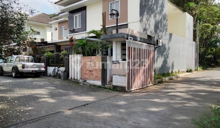 Rumah 2 Lantai Dengan Kolam Renang Pribadi Dekat Kampus Upn Yogyakarta