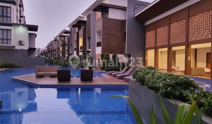 Rumah Hadap Danau 3 Lantai Fasilitas Swimming Pool Cluster Amethyst Vanya Park