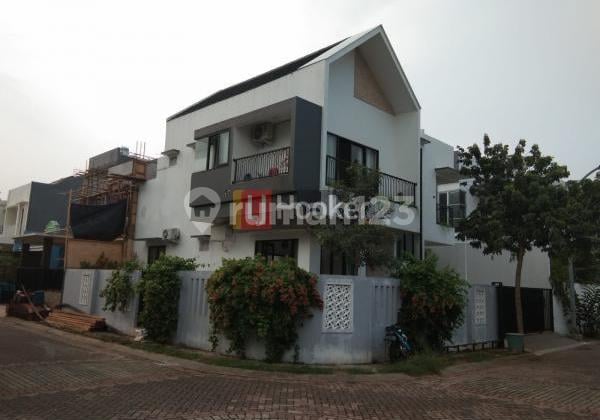 Rumah Mewah hoek bangunan kokoh di komplek Metland puri