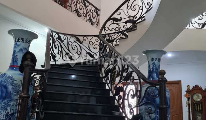 Rumah Mewah di Taman Semanan Indah, Semi furnished, Hadap Selatan