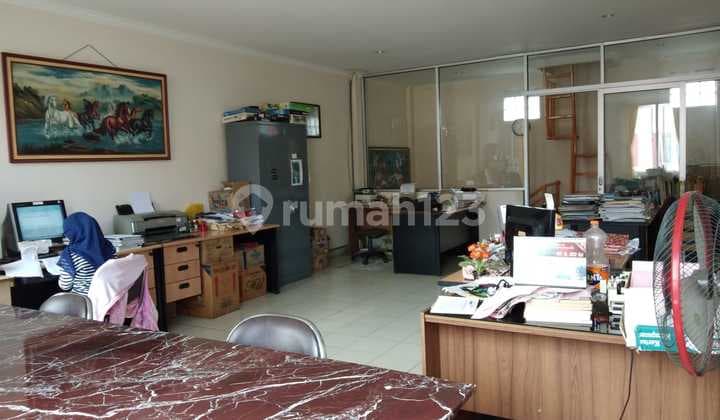 Nice shophouse in a strategic location in Surapati.