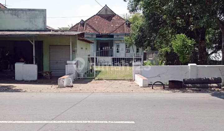 Rumah di Jl. Merdeka, Mojowarno - Jombang, Halaman Luas, Nol Jalan Raya