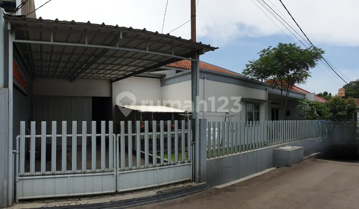 Rumah luas dan terawat.
