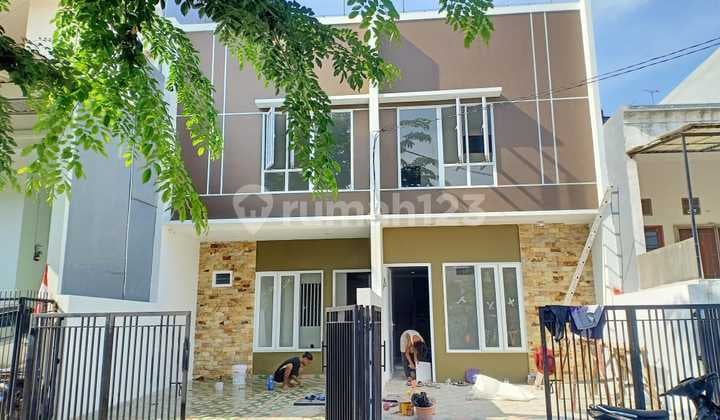 Rumah brand new 2 lt, dekat taman, hadap Selstan