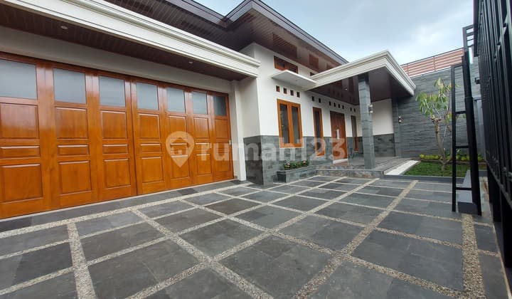 Rumah Mewah Fasilitas Kolam Renang