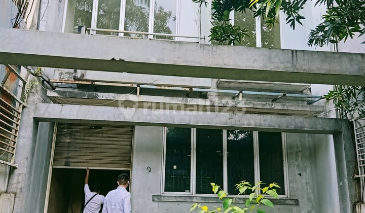 Rumah pinggir jalan Daerah Taman Aries, Kembangan, Jakarta Barat