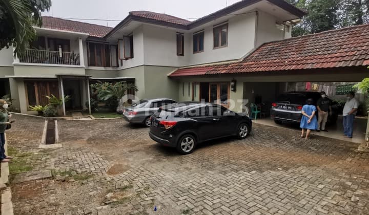 Rumah cantik ada kolam renang di ciputat timur