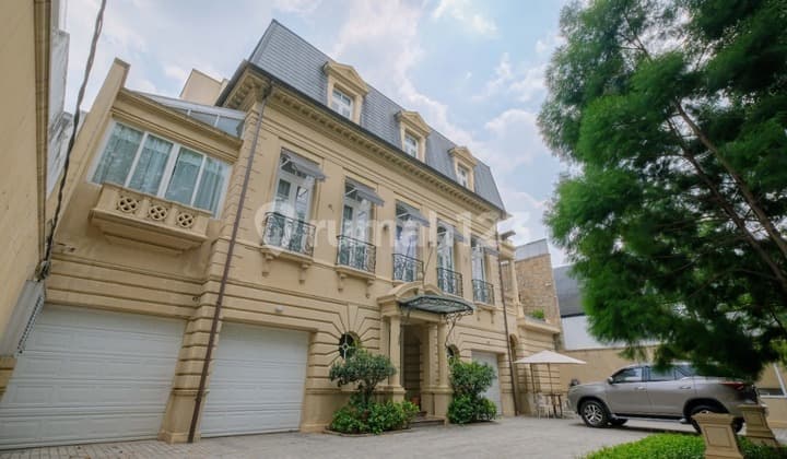 Rumah Mewah Klasik Eropa Area Kebayoran Baru