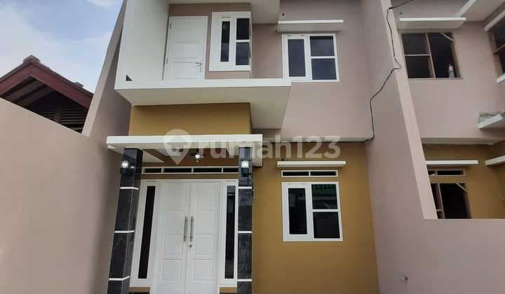 Rumah Luas dengan 4 Kamar Dekat Stasiun Depok dan Tol Desari