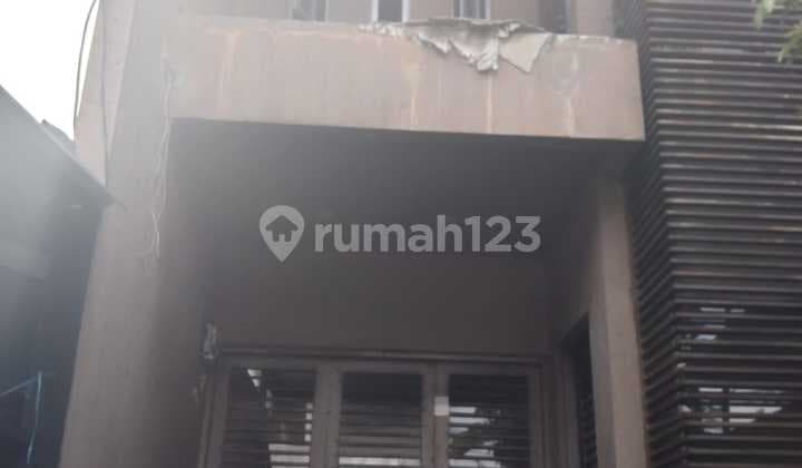 Jual rumah butuh renovasi di tengah kota