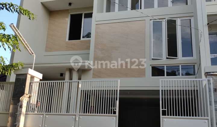New 2.5-story house, heavily discounted in the Manyar Tirtoyoso Klampis area, Surabaya.
