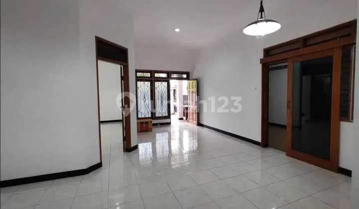 Well-maintained house, negotiable, Ma'am! in the Manyar Klampis area, Surabaya.