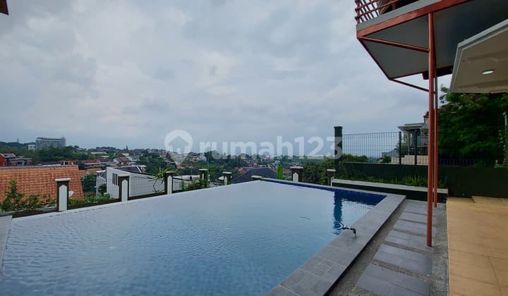 RUMAH KLASIK DI DAGO RESORT DENGAN VIEW CANTIK KOTA BANDUNG DAN KOLAM RENANG, UDARA SEJUK SUASANA TENANG NYAMAN, DEKAT KE PUSAT PERBELANJAAN DAN PEMERINTAHAN 15MENIT