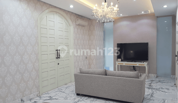 Villa di Komplek The Palace Polonia