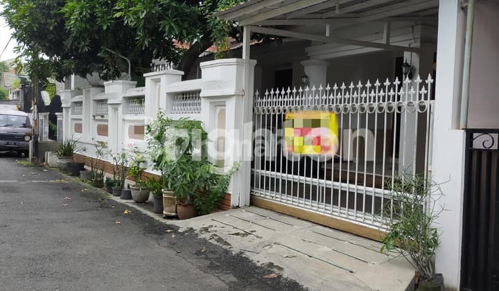 Ready-to-Occupy House in a Strategic Location in Krakatau, East Semarang.