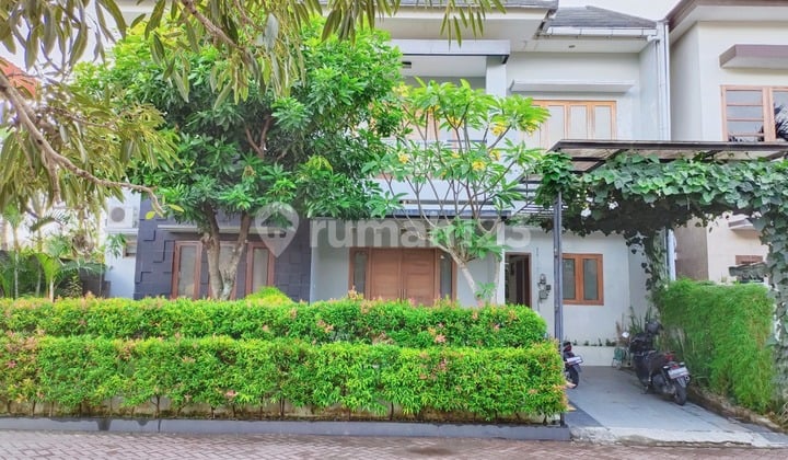 Rumah dengan lokasi strategis dalam perumahan elit dekat Hotel Hyatt dan Kmapus UGM. Bangunan bagus, terawat dan berkualitas