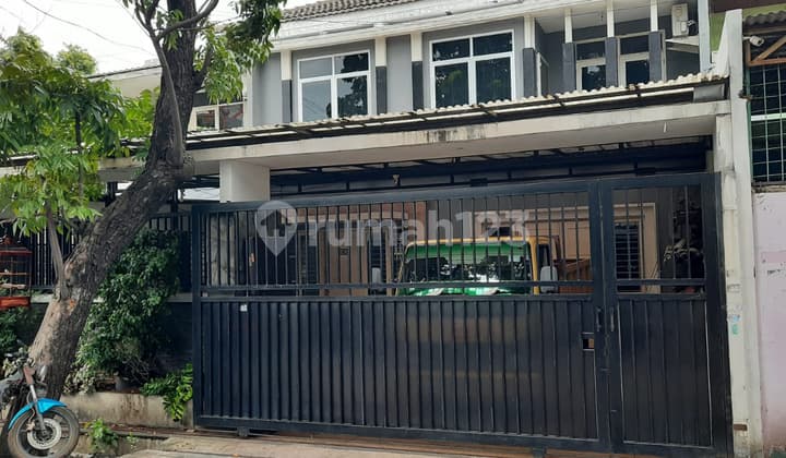 Rumah Pinggir Jalan, Lokasi Strategis Cocok Untuk Hunian. Lokasi Di Jl. Amanah, Grogol.