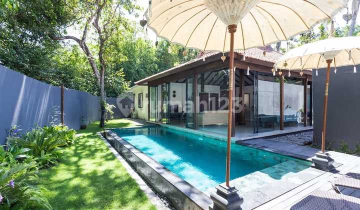 3 Br Luxury Modern Tropical Wood Villa in Canggu