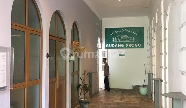 JUAL RUMAH LAMA TERAWAT LOKASI SANGAT SETRATEGIS COCOK UNTUK KF, RESTO SAYAP RIAU JL:PROGO , HARGA NEGOSIASI LOKASI SANGAT RATEGIS KAWASAN KULINER HARGA NEGOSIASI SAMPAI JADI