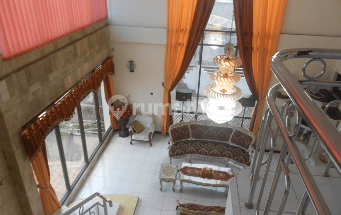 Rumah strategis tengah kota Semarang ada view bagus siap pakai disewakan di kumudasmoro Semarang barat