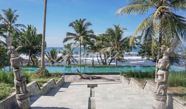 Luxurious beach front wooden villa , about 2 hours drive from Kuta at pekutatan negara