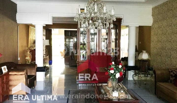 Luxury House Strategic Location in Sarijadi