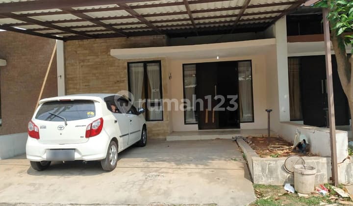 Hunian Minimalis Brownstone Dekat Kawasan Industri