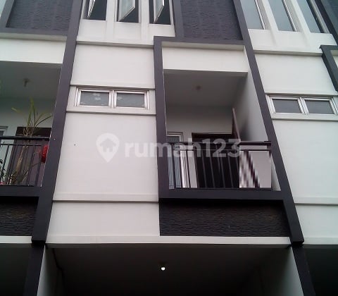 Rumah 3 Lantai Siap Huni di Akasia, Cengkareng Timur, Jakarta Barat