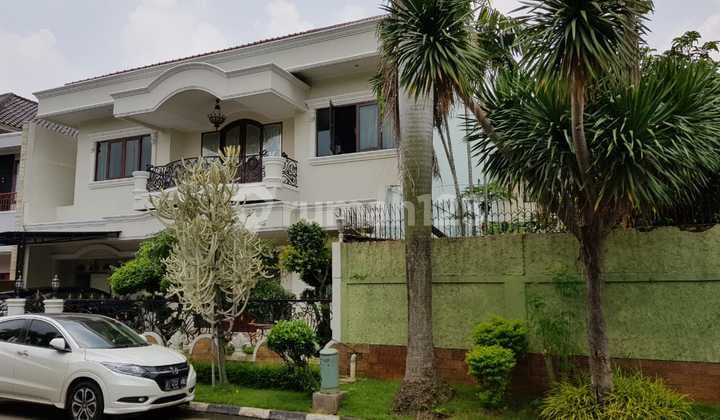 Rumah mewah dan luas dengan taman asri di Taman Golf Modernland