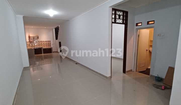 Disewakan Cepat Rumah 1.5 Lantai di Bougenville Loka, Graha Raya Bintaro