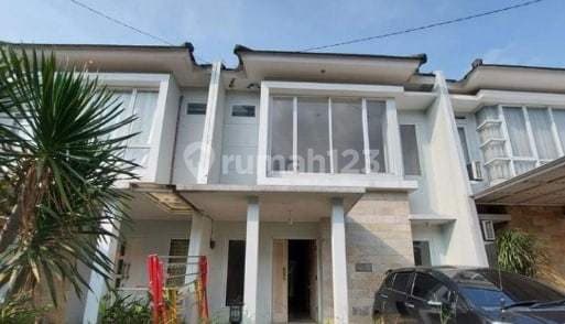 Rumah Bagus Siap Huni dalam Town House dekat Akses Tol Krukut