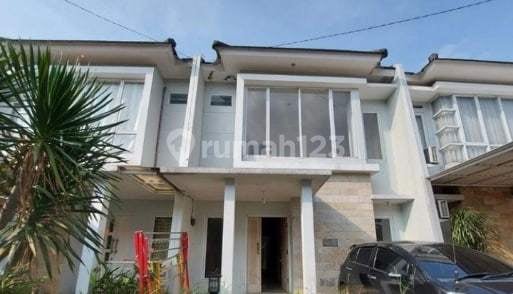 Rumah Bagus Siap Huni dalam Town House dekat Akses Tol Krukut