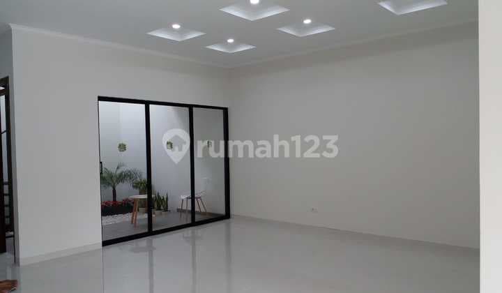 Rumah Lux Exclusive 2 Lantai di Singgasana Pradana